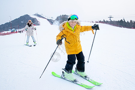 快乐的母子在滑雪场滑雪一家人到滑雪场滑雪运动高清图片