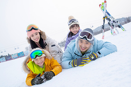 一家人到滑雪场滑雪运动图片