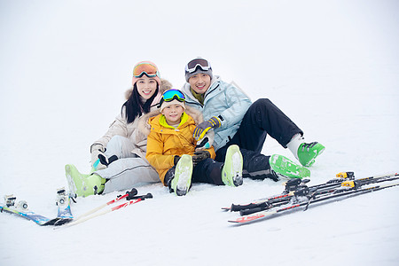 一家人到滑雪场滑雪运动高清图片