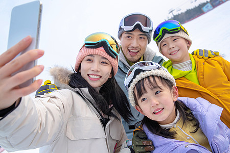 带儿子女儿冬日滑雪的父母图片