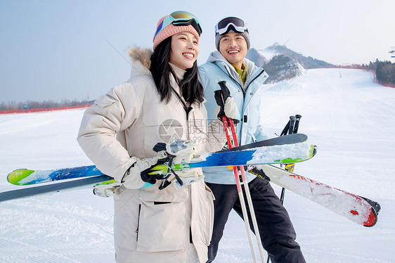 带儿子女儿冬日滑雪的父母图片