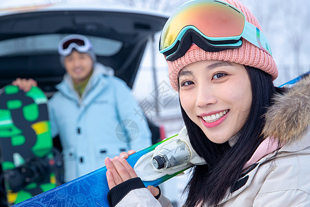 带儿子女儿冬日滑雪的父母图片