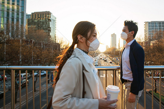 城市生活商务人士戴口罩的青年男女图片