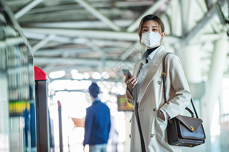 防污染口罩年轻女人站在地铁站台上图片