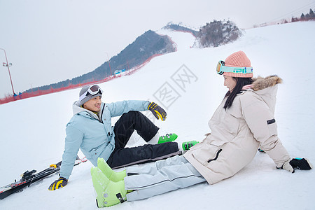 带儿子女儿冬日滑雪的父母图片