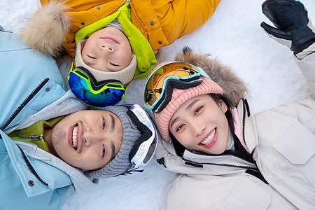 带儿子女儿冬日滑雪的父母图片