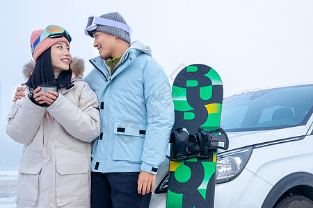 带儿子女儿冬日滑雪的父母高清图片