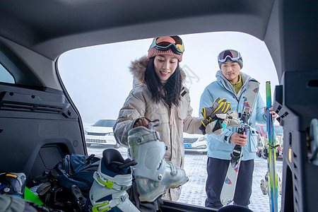 雪汽车带儿子女儿冬日滑雪的父母背景