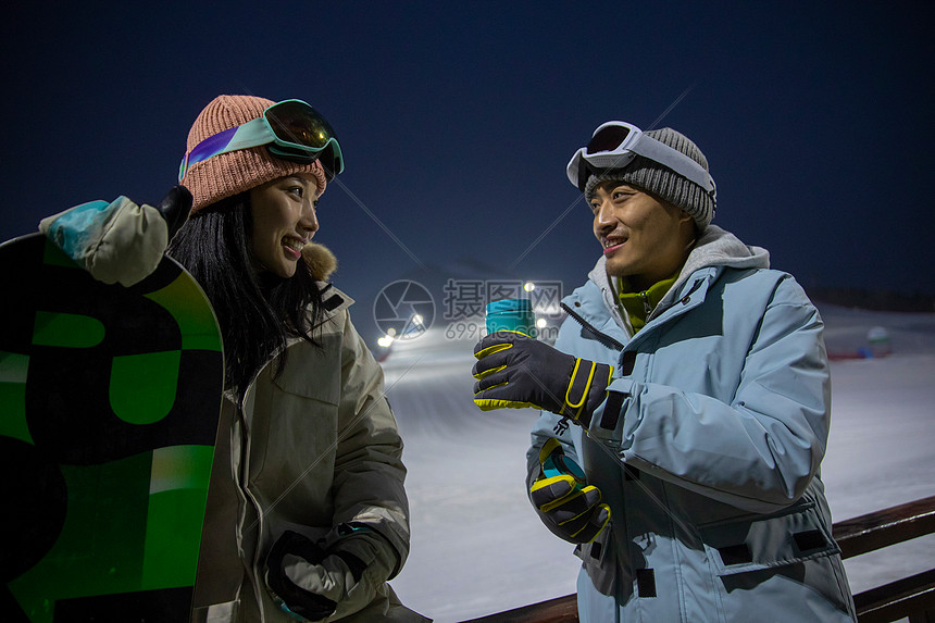 带儿子女儿冬日滑雪的父母图片