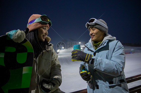 带儿子女儿冬日滑雪的父母图片