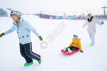 带儿子女儿冬日滑雪的父母图片