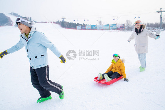 带儿子女儿冬日滑雪的父母图片