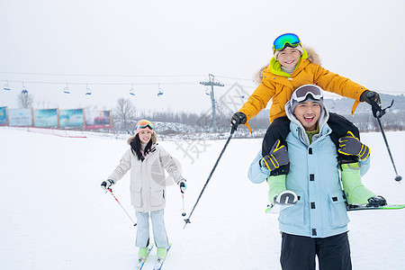 带儿子女儿冬日滑雪的父母图片