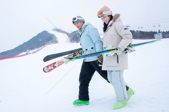 带儿子女儿冬日滑雪的父母图片