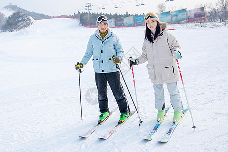 冬天冷带儿子女儿冬日滑雪的父母背景