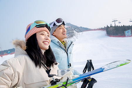 带儿子女儿冬日滑雪的父母图片