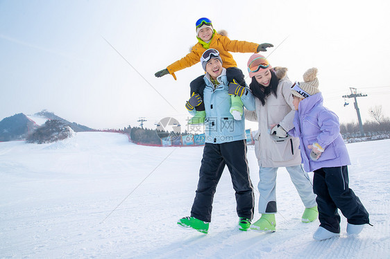 带儿子女儿冬日滑雪的父母图片