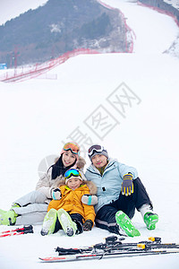 带儿子女儿冬日滑雪的父母图片