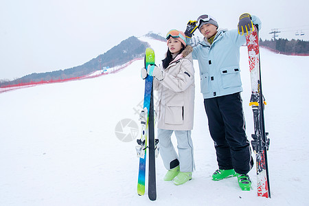 带儿子女儿冬日滑雪的父母图片