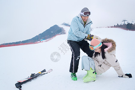 带眼镜的小丑带儿子女儿冬日滑雪的父母背景