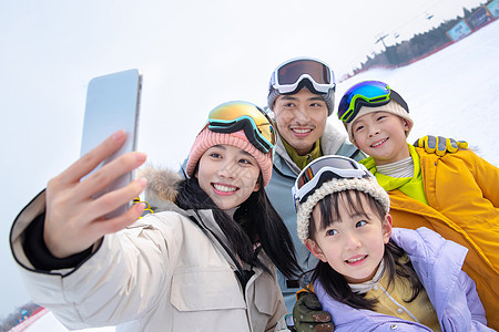 带儿子女儿冬日滑雪的父母图片