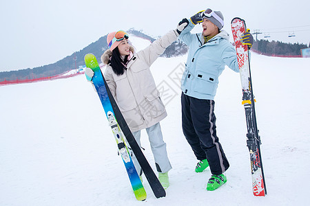 带儿子女儿冬日滑雪的父母图片