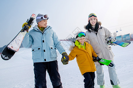 带眼镜的小丑带儿子女儿冬日滑雪的父母背景