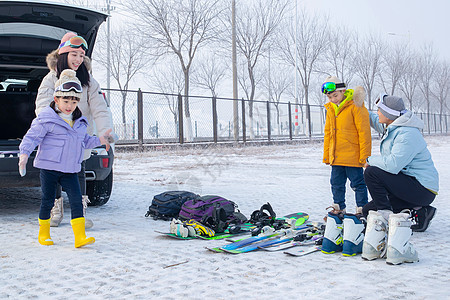 带儿子女儿冬日滑雪的父母图片