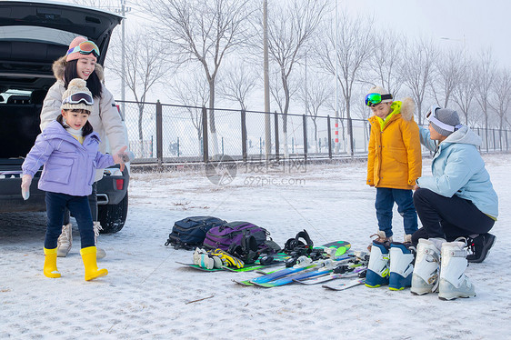 带儿子女儿冬日滑雪的父母图片