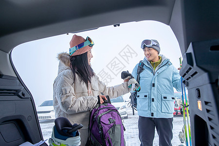 带儿子女儿冬日滑雪的父母图片