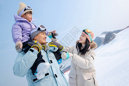 带儿子女儿冬日滑雪的父母图片