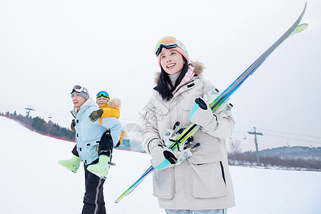 带儿子女儿冬日滑雪的父母图片