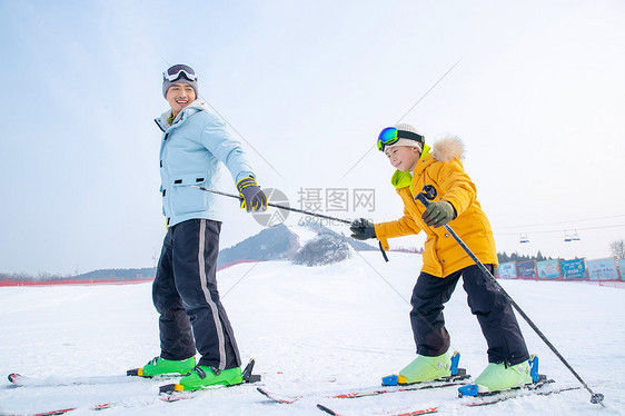 滑雪场上滑雪的快乐父子图片