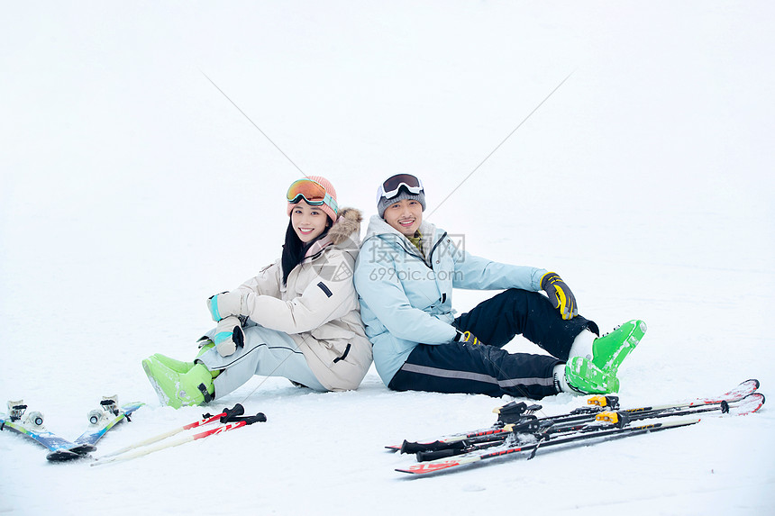 带儿子女儿冬日滑雪的父母图片