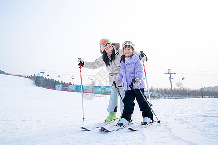 带儿子女儿冬日滑雪的父母图片