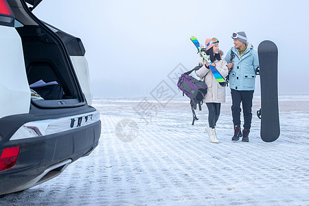 带儿子女儿冬日滑雪的父母图片