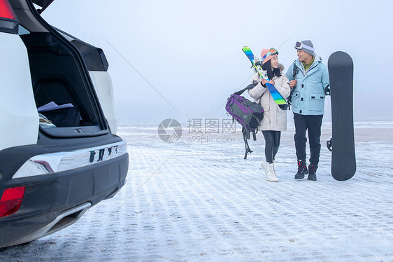 带儿子女儿冬日滑雪的父母图片