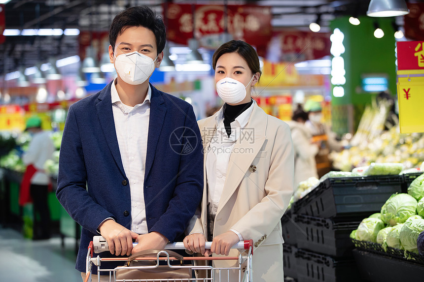 在超市购物的青年夫妇图片