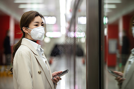 公共设施年轻女人站在地铁站台上图片