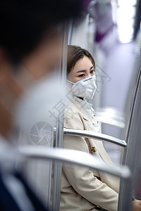 年轻女人戴口罩坐地铁图片