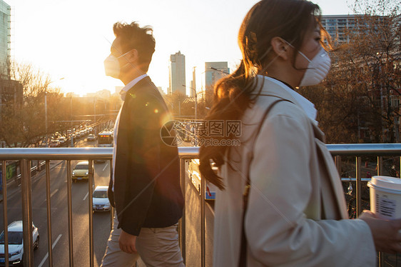 通勤者戴口罩的青年男女图片