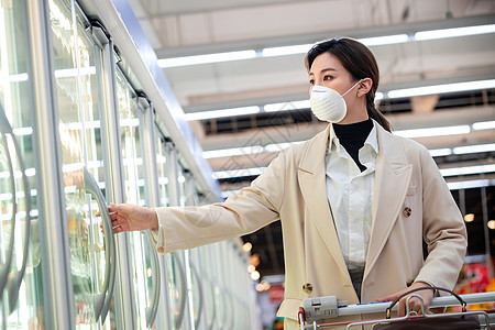 青年女人在超市购物图片