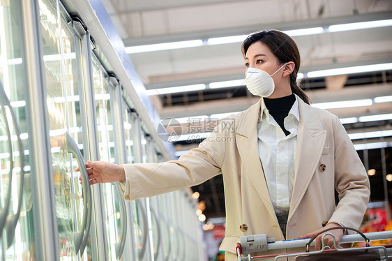 青年女人在超市购物图片