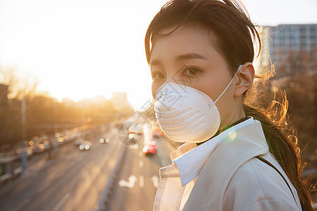 户外戴口罩的青年女人图片