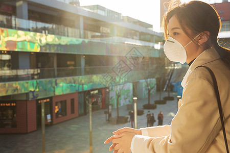 保护健康保健戴口罩的青年女人图片