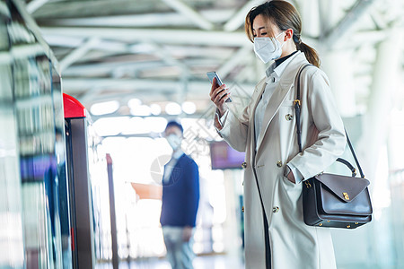 北京雾霾戴口罩的年轻女人站在地铁站台上背景