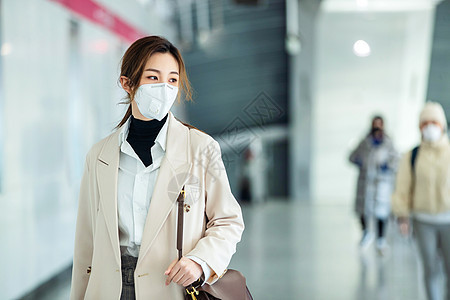 防污染口罩戴口罩的年轻女人走在地铁站里图片