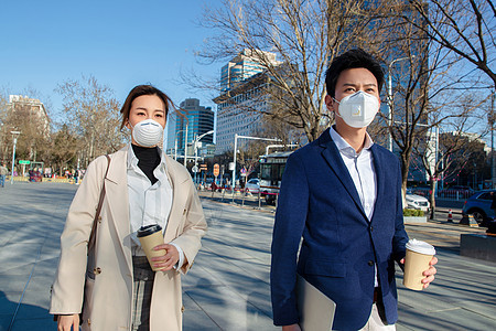 空气污染在户外戴口罩的青年商务人士图片