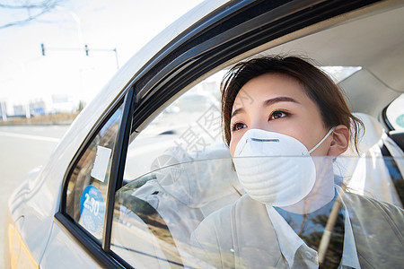 通勤年轻女人戴口罩乘坐汽车图片