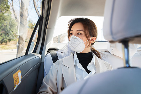 防污染口罩年轻女人戴口罩乘坐汽车图片
